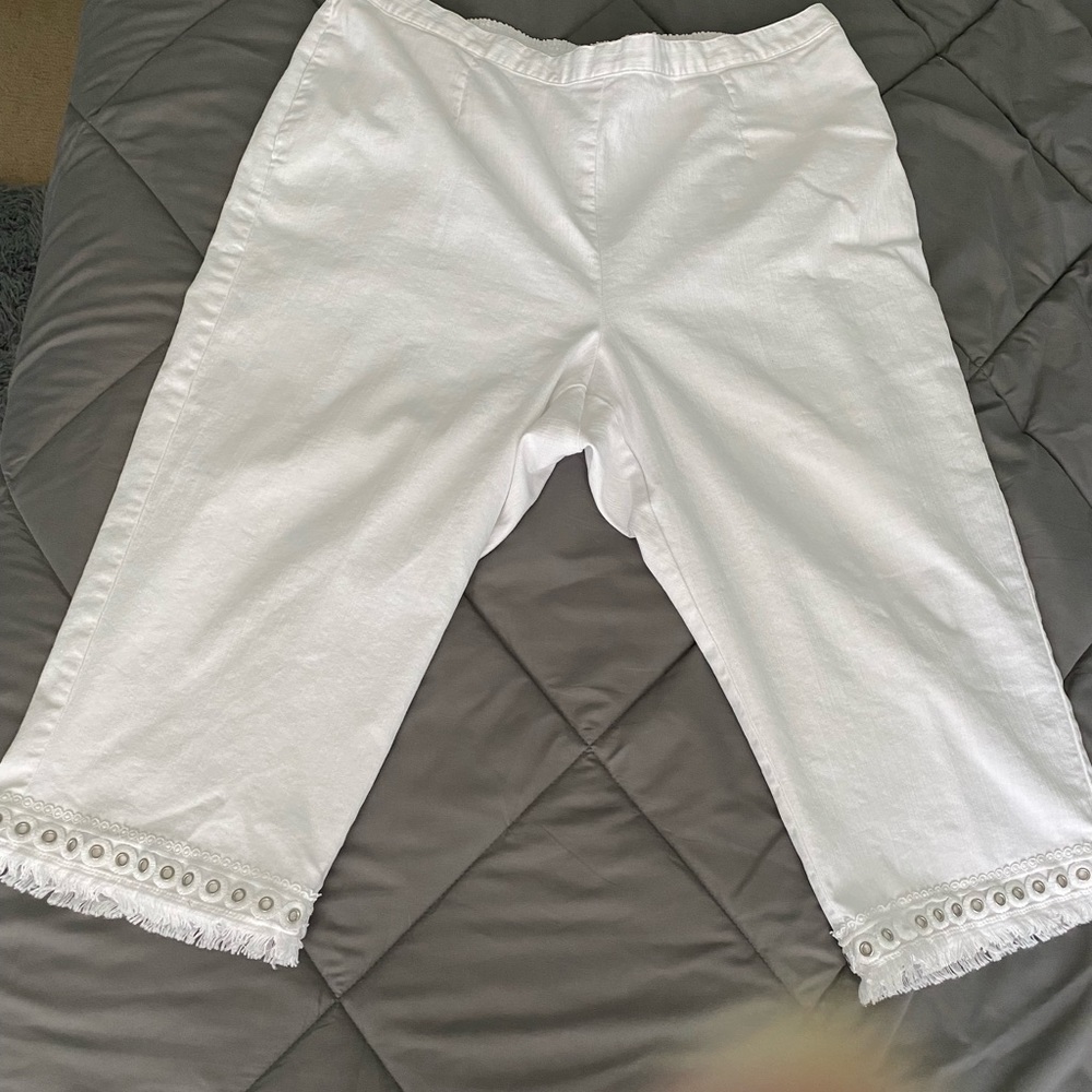 Size 22W white cropped denim with leg detail